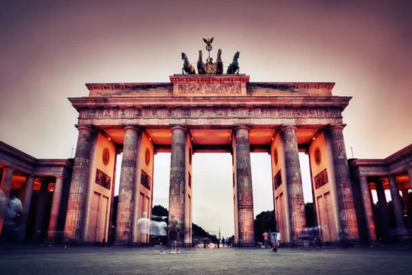 imagen al atardecer del Brandenburger Tor en Berlin, Alemania